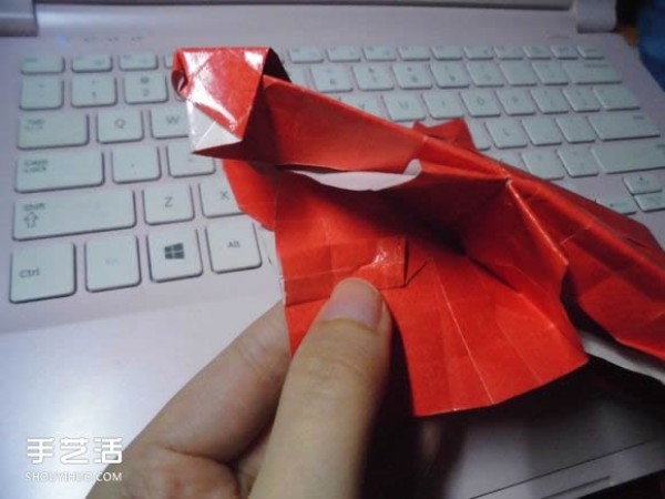 Origami kissing fish heartIllustration of the folding process of super complex peach heart