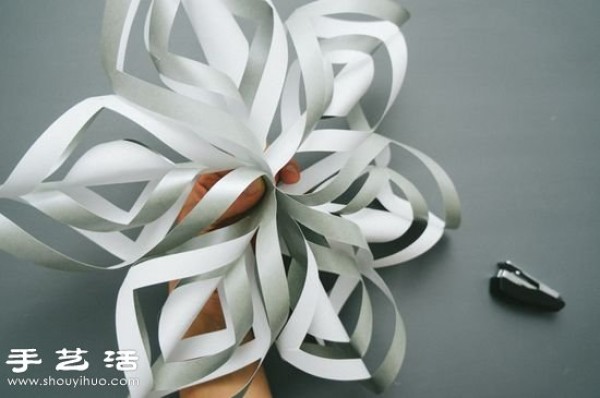 Tutorial on making super beautiful 3D snowflakes by cutting paper by hand