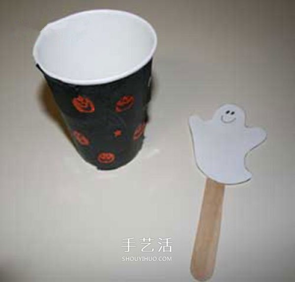 A small handmade Halloween toy production using paper cups to make ghost toys