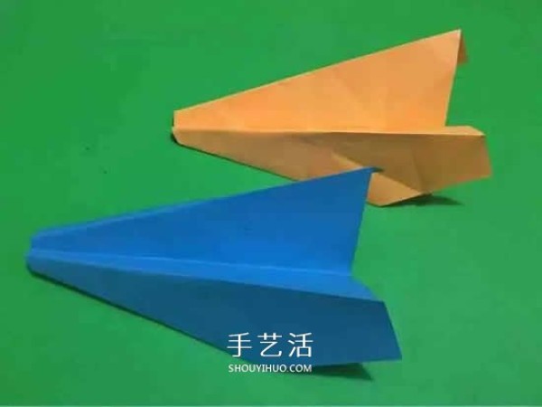 The simplest way to fold a paper airplane, a simple tutorial for toddlers to make an origami airplane