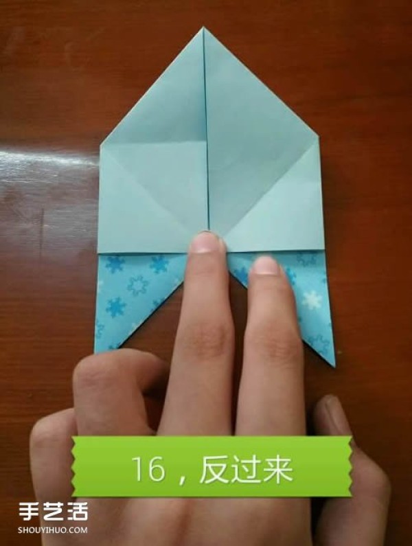 Illustrations on how to fold a butterfly flying into a heart, step-by-step instructions on origami with a butterflys heart shape