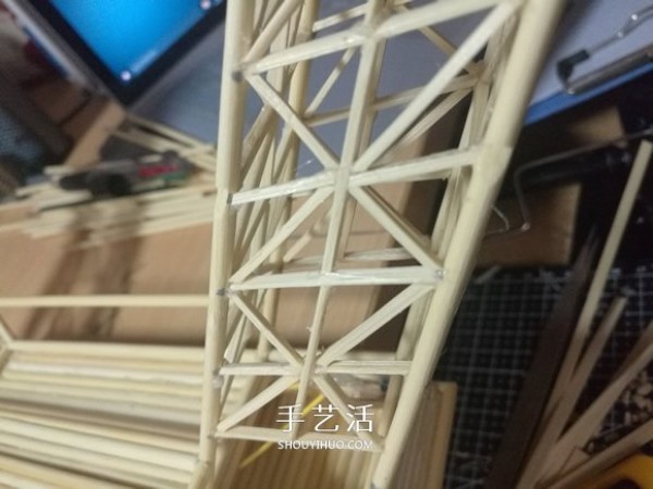 Detailed illustrated tutorial on hand-made Eiffel Tower model with bamboo sticks