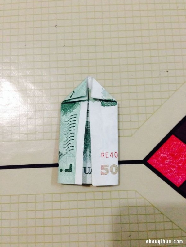 Illustration of how to fold paper money origami 520 (I love you) to express love