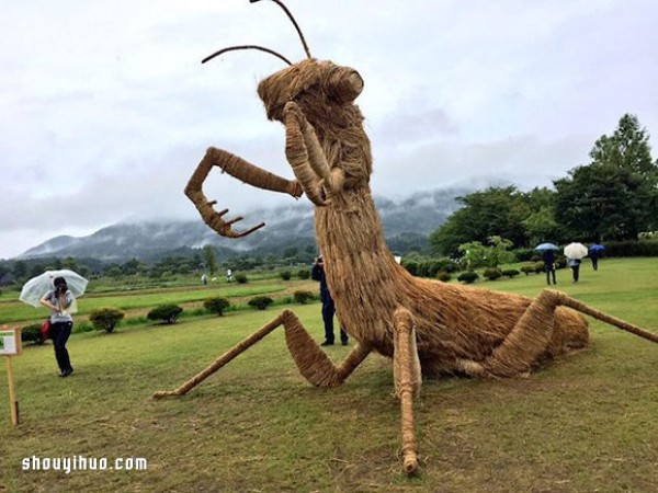 Japanese Rice Straw Art Festival uses useless straw to make large sculptures