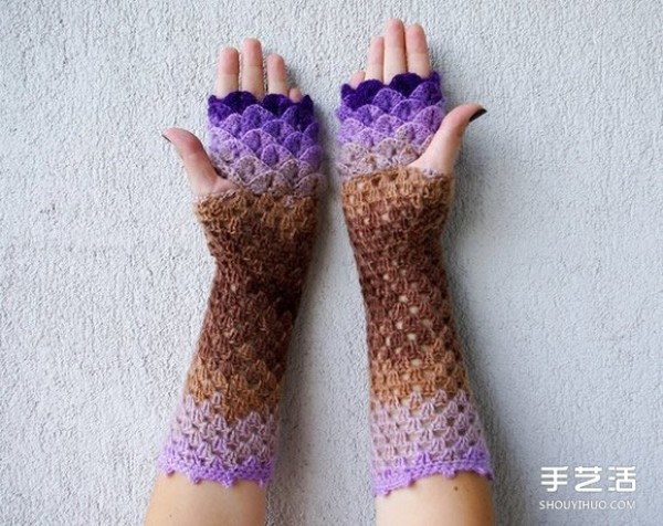 Hand-knitted dragon scale gloves with gradient wool keep you warm and refreshing in winter