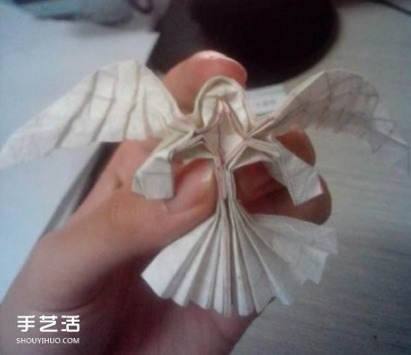 The origami method of a beautiful angel, the illustration of a three-dimensional angel folded by hand