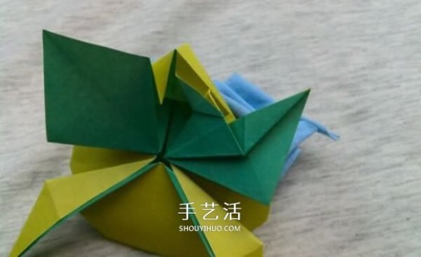 Three-dimensional frog origami step-by-step diagram, complicated methods and pictures of folding a frog