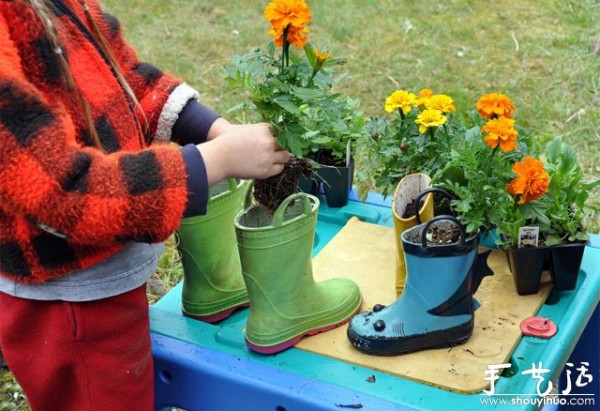 Beautiful flower pots DIYed with rain boots