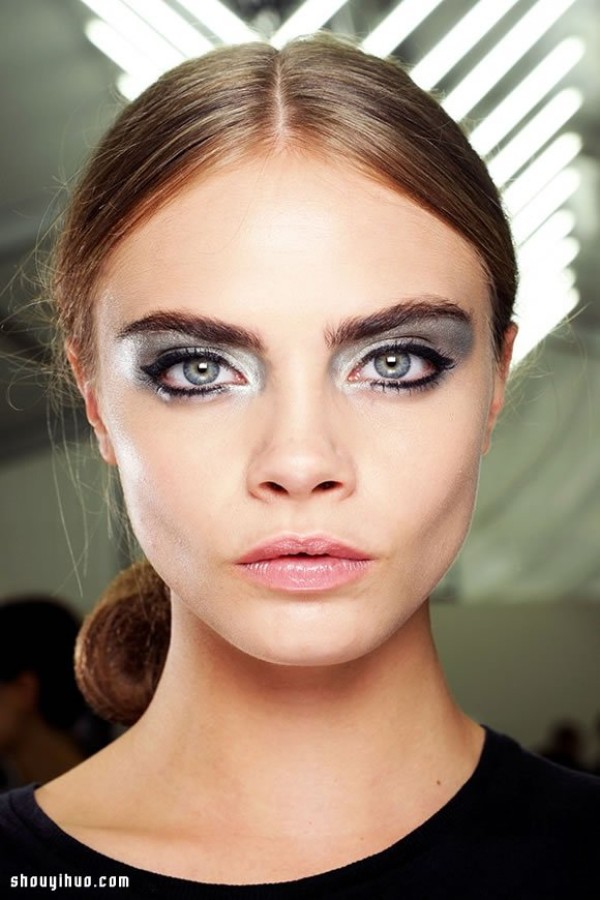 Year-end party must-haves: bold and eye-catching metallic eye makeup