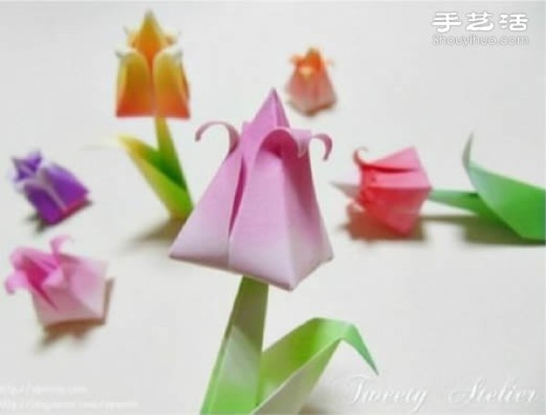 An illustrated tutorial on how to make origami budding lilies and paper flowers