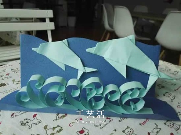 Children can make simple paper toys to control dolphins to swim around