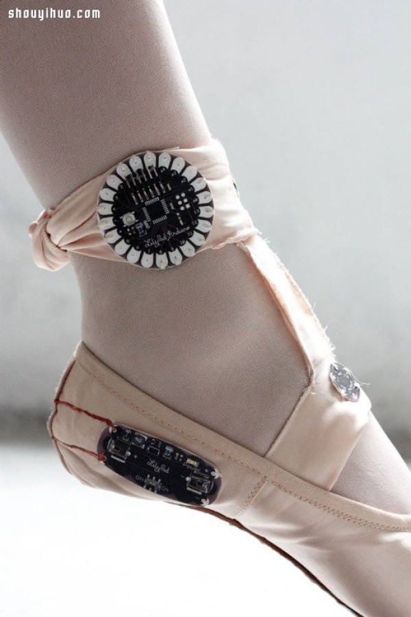 Smart ballet shoes with electronic device