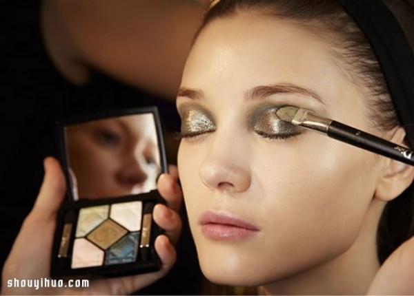 A must-have for year-end parties: bold and eye-catching metallic eye makeup