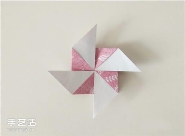 Illustration of the origami method of playing card diamonds and hearts