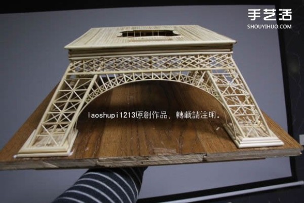 A detailed illustrated tutorial on making a model of the Eiffel Tower using chopsticks and bamboo skewers