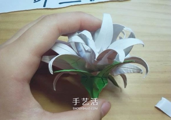 Illustration of folding method of Mandala flower, how to fold white Bana flower by hand