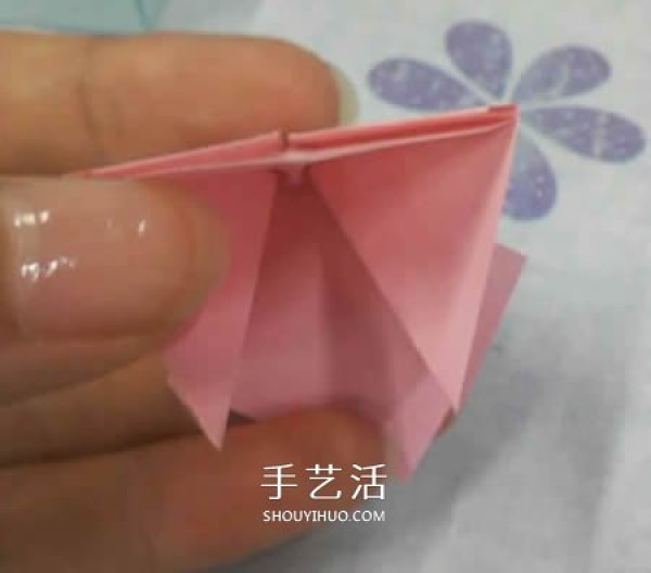 The folding method of the square packaging box with lid also includes the bow tie on the lid