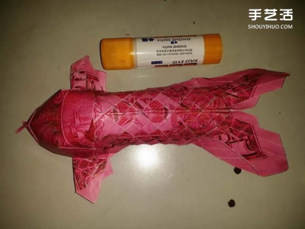 How to fold origami dollar carp and how to fold carp with dollar" border="0" width="580" height=" 435" src="https://img.111diy.com/timthumb.php?src=/d/file/20220112/0sz1b3ggabo.jpg" /></p>
<p align="center"><img alt="How to make origami dollar carp. Illustration of how to make origami dollar carp."  alt=