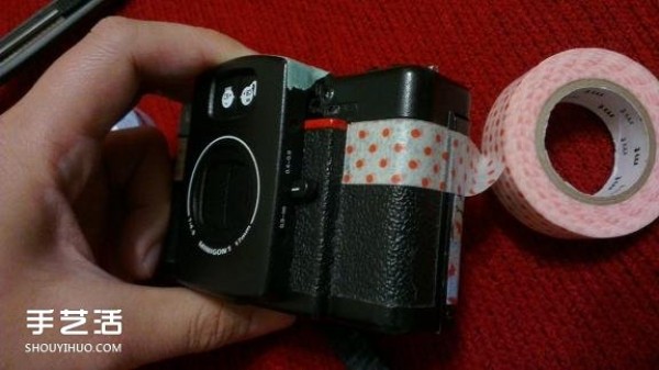 Renovate and renovate old cameras and renovate and renovate cameras using DIY tape and paper