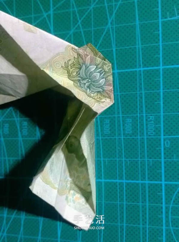 Illustration of the folding method of the hexagonal badge, origami hexagonal badge with one yuan bill