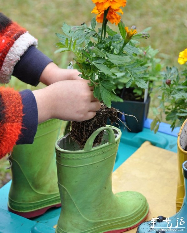 Beautiful flower pots DIYed with rain boots