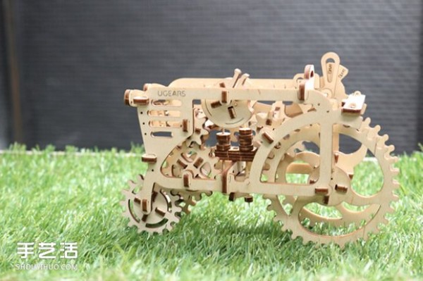 UGEARS self-propelled tractor model production uses rubber bands to generate power