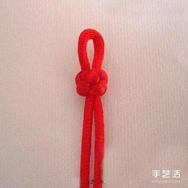 Chinese style red rope bracelet weaving tutorial, illustrated method of weaving a red rope bracelet