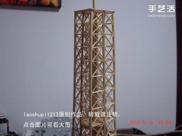 A detailed illustrated tutorial on making a model of the Eiffel Tower using chopsticks and bamboo skewers