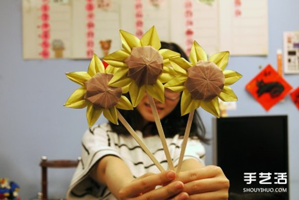 The folding methods of sunflowers illustrates the process of handmade origami sunflowers