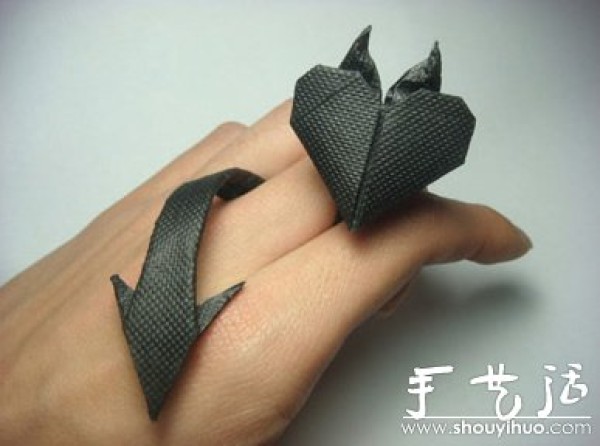 Tutorial on hand-made origami devils heart