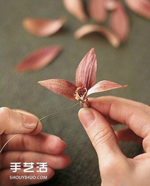 The production method of handmade paper flowers combined with beading produces a stunning effect