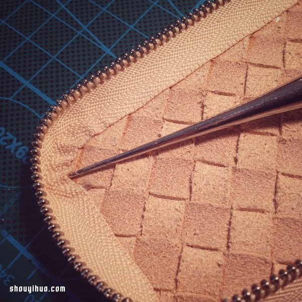 A super detailed step-by-step illustrated tutorial on how to make a BV woven bag