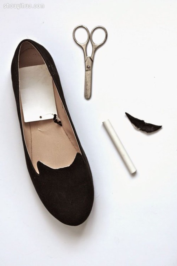 Flat cloth shoes are handmade into DIY funny cat facial makeup shoes