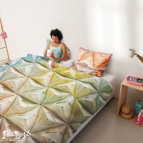 Three-piece bed set with a three-dimensional feel