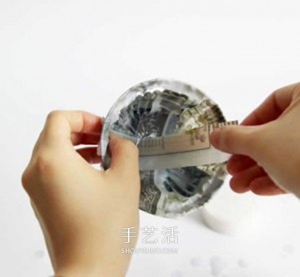 Disposable plastic bowl waste is used to make beautiful gift baskets by hand