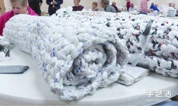 1000 plastic bags destroying the earth? They use their hands to weave warm sleeping mats