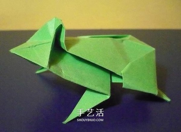 The steps of folding a three-dimensional tree frog, the origami method of a realistic tree frog, the illustration