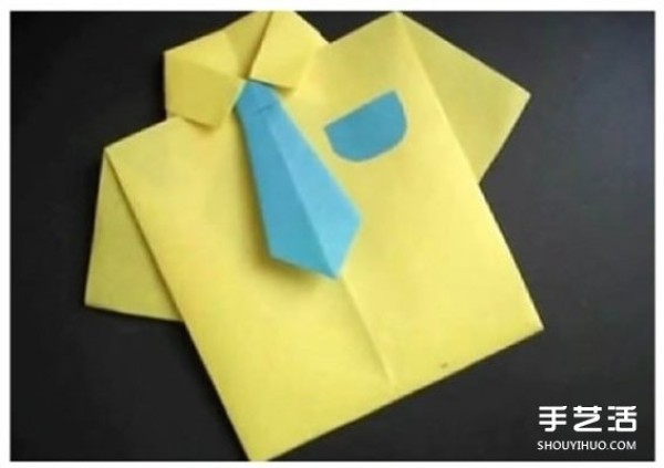 How to fold an origami short-sleeved shirt and tie.