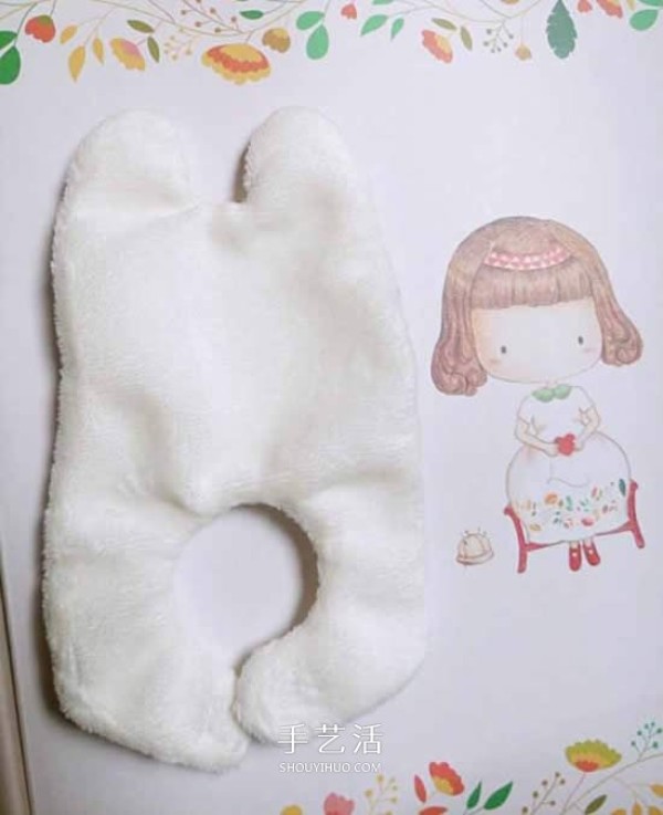 How to make a bunny hand rattle with illustrations of making a fabric cartoon hand rattle