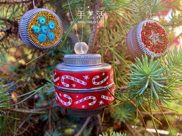 Tutorial on making hand-made Christmas ball ornaments with plastic bottle caps