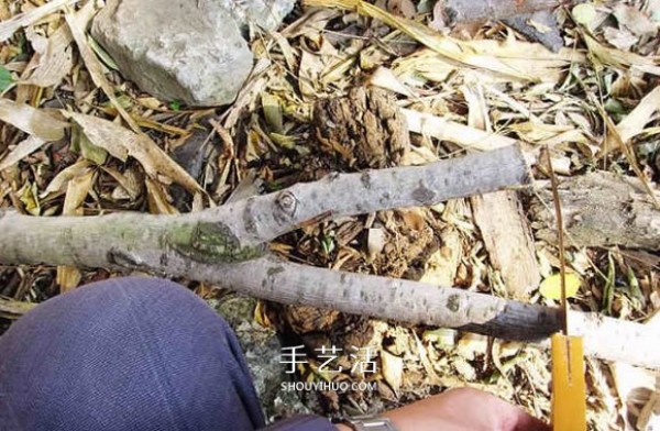 The method of making a wooden fork slingshot and the process of making a homemade wooden slingshot with an illustrated tutorial