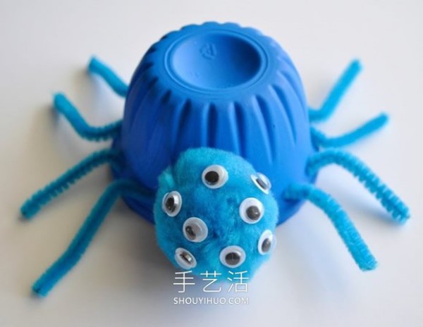 Tutorial for young children to make Halloween mutant spiders with jelly cups