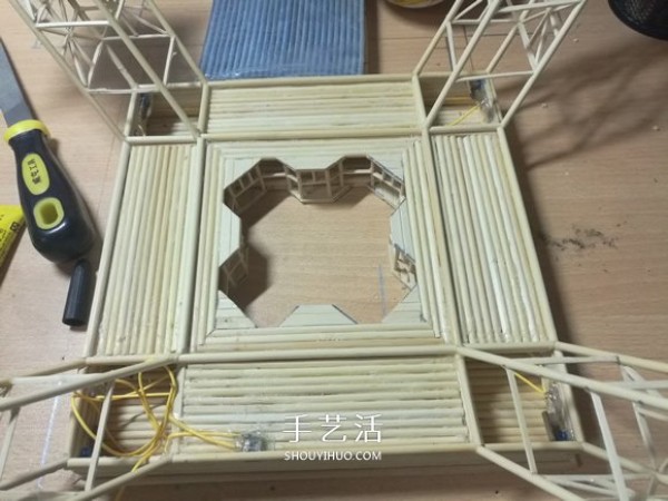 Detailed illustrated tutorial on hand-made Eiffel Tower model with bamboo sticks