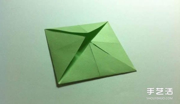 A piece of paper to fold a four-leaf clover, an illustration of the steps to fold a creative four-leaf clover