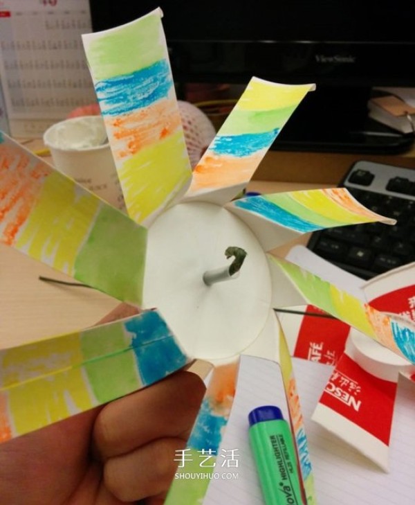 Use paper cups to make windmills, steps to make paper cup pinwheels, pictures of how to make them