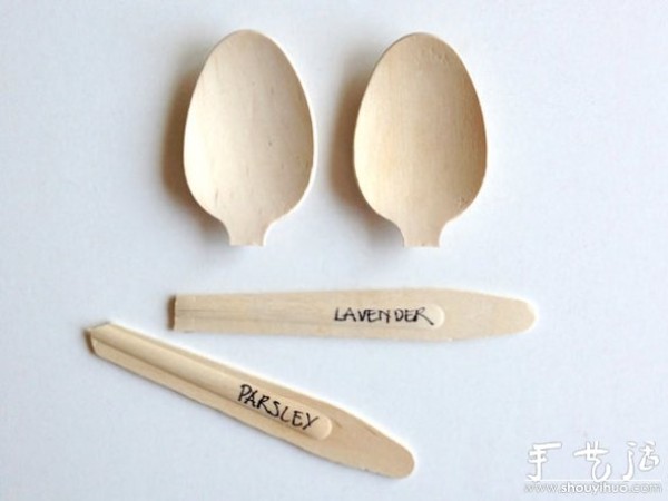 Disposable spoon waste is used to make DIY insect toys