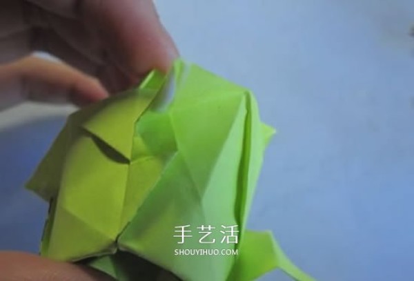 The origami illustration of the original paper rose is very detailed