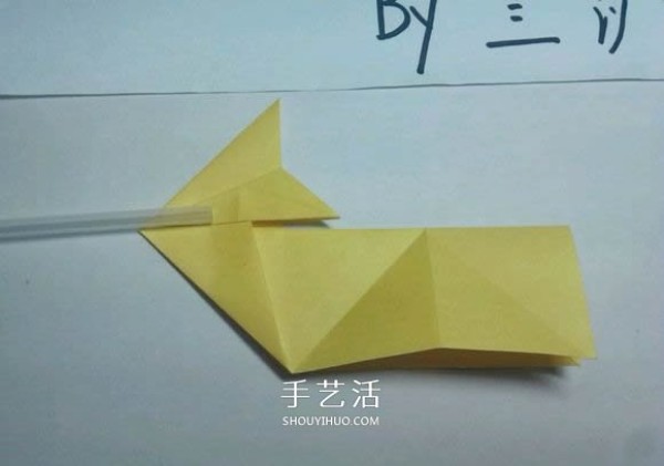 The detailed origami illustration process will teach you how to fold a three-dimensional rabbit