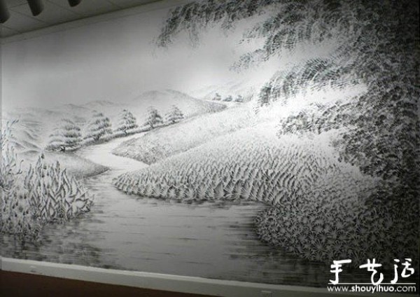 Landscape painting painted with both hands dipped in charcoal powder