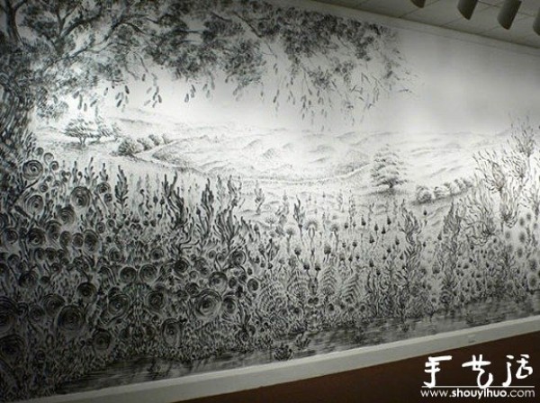 Landscape painting painted with both hands dipped in charcoal powder